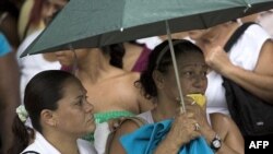 Thân nhân của các tù nhân chờ tin bên ngoài trại trù El Rodeo ở ngoại ô thủ đô Caracas của Venezuela, ngày 13 tháng 6, 2011