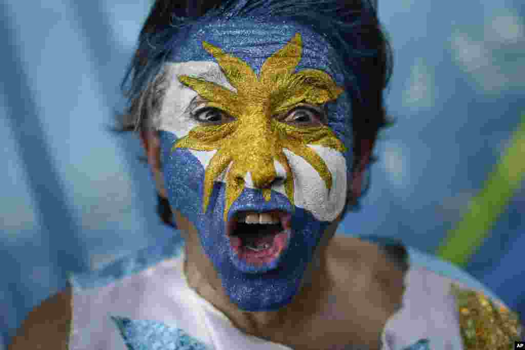 Cổ động viên Argentina bên ngoài sân vận động Maracana, Brazil.