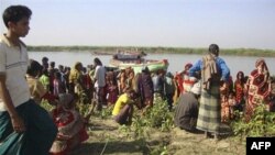 Dân làng Bangladesh chờ đợi tin thân nhân gần nơi xảy ra vụ chìm tàu ở sông Surma, ngáy 19/12/2010