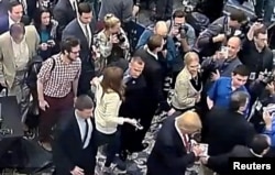 Trong hình ảnh chụp lại từ video, ông Corey Lewandowski (giữa) được trông thấy ghì tay phóng viên Michelle Fields.