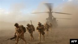 Binh sĩ NATO rời khỏi một chiếc trực thăng Chinook trong sa mạc ở Afghanistan