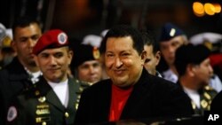 Tổng thống Venezuela Hugo Chavez đến sân bay Simon Bolivar ở Caracas ngày 16/3/2012 khi ông trở về từ Cuba