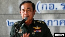 Tướng Prayuth Chan-Ocha bênh vực hành động này và cho rằng đây là điều cần thiết để giải quyết cuộc khủng hoảng chính trị.