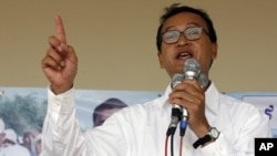 Ông Sam Rainsy lãnh đạo đảng đối lập đang tự ý đi sống lưu vong để tránh bị tù về các tội mang tính cách chính trị