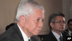 Ngoại trưởng Philippines Albert del Rosario (trái) và phát ngôn viên Bộ Ngoại giao Philippines