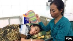 Mẹ cô Erwiana Sulistyaningsih chăm sóc cô tại một bệnh viện ở Java, Indonesia