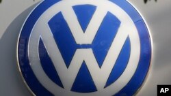 Ký hiệu VW của hãng xe ô tô Volkswagen được treo ở tòa nhà bán lẻ của hãng ở Berlin, Đức, ngày 5/10/2015.