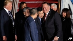 Ông Pompeo và các tù nhân Mỹ mới được Bắc Hàn thả.