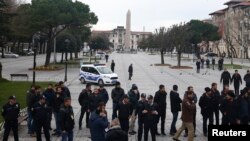 IŞİD bombalarının Türkiye’nin en çok turist çeken noktası Sultanahmet’e kadar uzanabilmesi, Türkiye’nin Suriye’de ve Irak’ta yaşanan gelişmelere aktif yaklaşımı ve Türk hava sahasını ihlal eden bir Rus uçağının düşürülmesi, son on ayda Türk turizmini tam bir faciaya dönüştürdü.