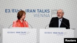 Trưởng ban chính sách đối ngoại EU Catherine Ashton (trái) và Ngoại trưởng Iran Mohammad Javad Zarif dự một cuộc họp báo ở Vienne 9/4/14