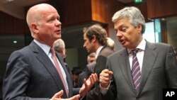 Ngoại trưởng Anh William Hague (trái) và Ngoại trưởng Bỉ Didier Reynders tại hội nghị các bộ trưởng ngoại giáo EU ở Brussels, 27/5/13