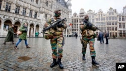 Cảnh sát Bỉ tuần tra tại Grand Place ở Brussels.