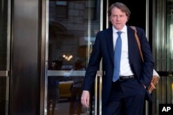 Luật sư Nhà Trắng Donald McGahn đã dọa sẽ từ chức thay vì phải thi hành lệnh sai thải công tố viên đặc biệt Robert Mueller.