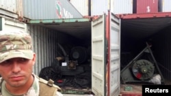 Ảnh minh họa: Hai container chứa vũ khí bị tịch thu của Bắc Hàn tại thành phố Colon, Panama, ngày 17/7/2013. 