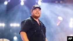 Country müziğin günümüzdeki en ünlü isimlerinden Luke Combs