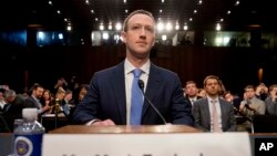 Giám đốc Điều hành Facebook Mark Zuckerberg trong một phiên điều trần chung của Ủy ban Thương mại và Tư pháp Thượng viện trong Điện Capitol ở Washington, ngày 10 tháng 4, 2018, về việc sử dụng dữ liệu người dùng Facebook để nhắm vào cử tri Mỹ trong cuộc bầu cử năm 2016.