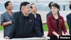 Lãnh tụ Triều Tiên Kim Jong Un và 'Ðồng chí Ri Sol Chu' đến tham quan một công viên giải trí mới được xây dựng ở Bình Nhưỡng, ngày 25/7/2012