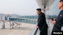 Lãnh tụ Bắc Triều Tiên Kim Jong Un thị sát công trường xây dựng Nhà ga số 2 của sân bay quốc tế Bình Nhưỡng.