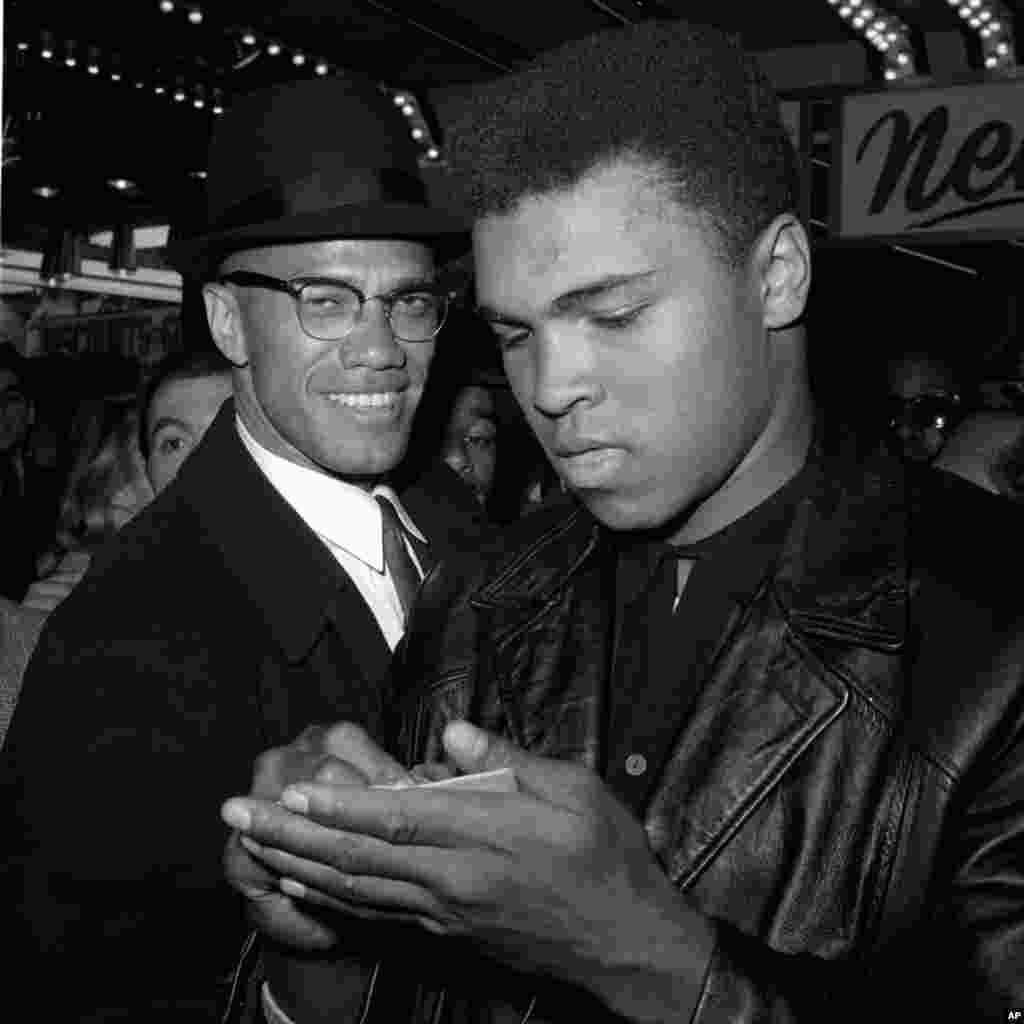 Nhà vô địch quyền anh hạng nặng Muhammad Ali cùng với thủ lĩnh Hồi giáo da đen Malcolm X ở New York hôm 1/3/1964.