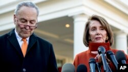 Ông Schumer và bà Pelosi phát biểu bên ngoài Nhà Trắng sau cuộc họp với Tổng thống Trump hôm 11/12. 