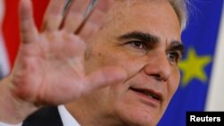 Thủ tướng Áo Werner Faymann trong một buổi họp báo sau cuộc họp nội các ở Vienna, ngày 16 tháng 2 năm 2016.