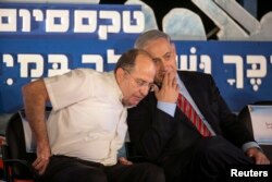 Thủ tướng Israel Benjamin Netanyahu (phải) nói chuyện với Bộ trưởng Quốc phòng Israel Moshe Yaalon trong lễ tốt nghiệp của các sĩ quan hải quân ở Haifa, 2/9/ 2014.