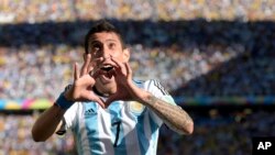 Cầu thủ Angel di Maria của Argentina vui mừng sau khi ghi bàn trong trận đấu với đội Thụy Sĩ, 1/7/14