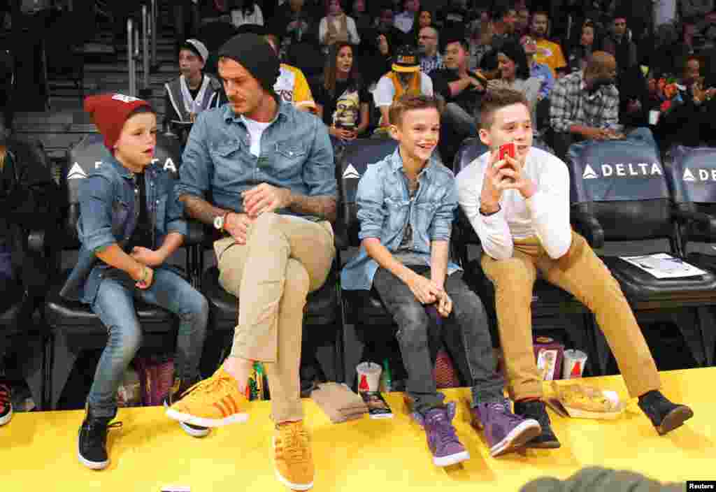 Beckham c&ugrave;ng ba con trai đến xem trận b&oacute;ng rổ giữa đội Los Angeles Lakers v&agrave; Phoenix Suns tại&nbsp; Los Angeles, 16 th&aacute;ng 11, 2012.