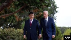 TOPSHOT - US President Joe Biden (R) and Chinese President Xi Jinping walk together after a meeting during the Asia-Pacific Economic Cooperation (APEC) Leaders' week in Woodside, California on November 15, 2023.