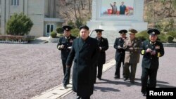 Lãnh đạo Bắc Triều Tiên Kim Jong Un đến thanh tra cục Hải quân 164 của Quân đội nhân dân Triều Tiên.