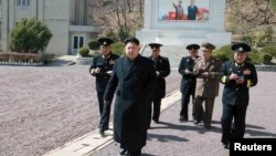 Sự tàn bạo của ông Kim Jong Un là những dấu hiệu cho thấy chế độ Bình Nhưỡng chẳng những muốn xa lánh thế giới bên ngoài mà có lẽ còn đang trải qua một vụ xung đột nội bộ nghiêm trọng.