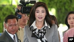 Thủ tướng Thái Lan Yingluck Shinawatra. Người biểu tình yêu cầu bà Yingluck bước ra nhận kiến nghị và nghe những đòi hỏi của họ, nhưng bà không xuất hiện