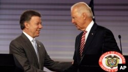 Phó Tổng thống Mỹ Joe Biden bắt tay tổng thống tái đắc cử Colombia Juan Manuel Santos sau khi tham dự một cuộc họp báo chung ở dinh tổng thống tại Bogota, Colombia, 18/6/2014