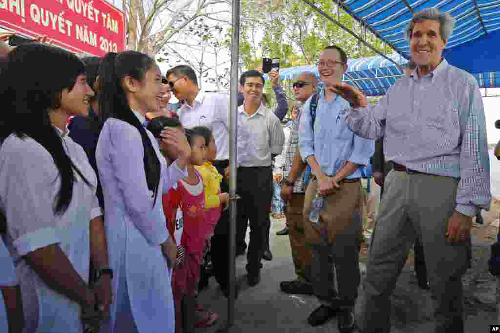 Nhiều sinh viên, học sinh đã có mặt từ sớm tại bến tàu để chờ nghe Ngoại trưởng Mỹ phát biểu.