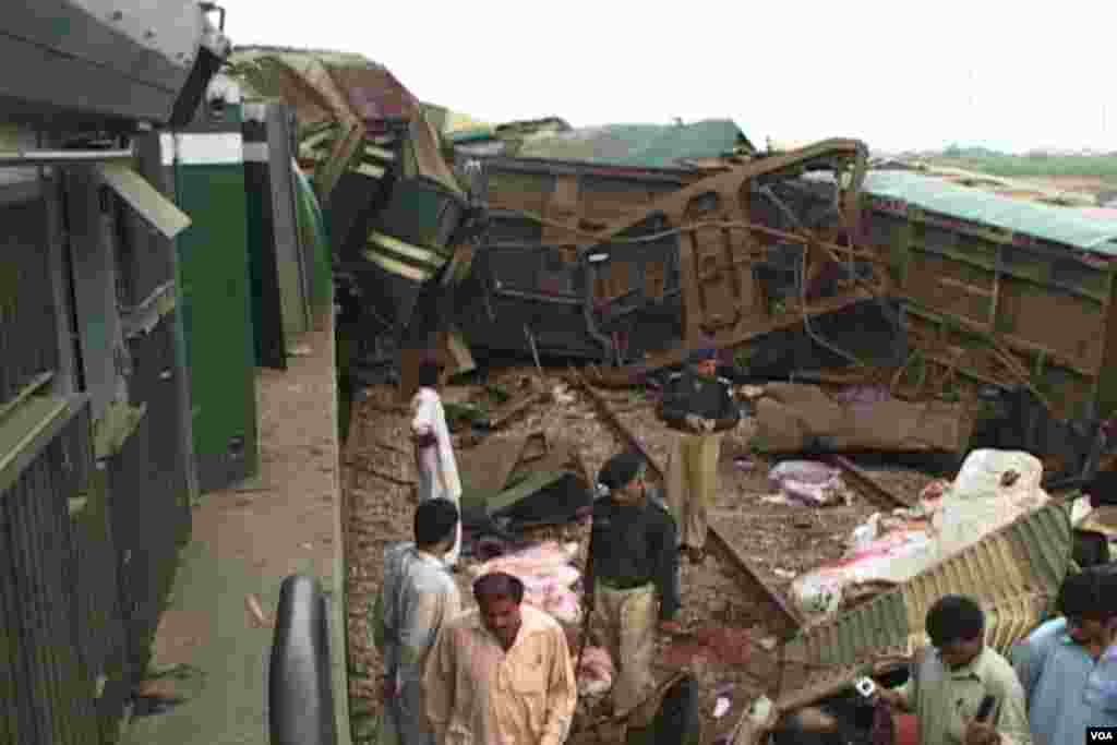 پولیس اہلکار جائے حادثہ کا معائنہ کرتے ہوئے