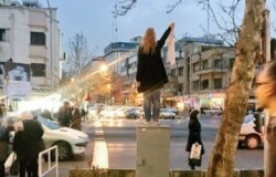 Meryem Şeriatmadari, İran'da kadınlara uygulanan başörtüsü zorunluluğuna karşı protesto eylemleri düzenleyen "Devrim Sokağı Kızları" hareketinin bir parçasıydı.