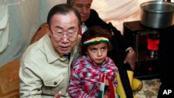 Tổng Thư ký LHQ Ban Ki-Moon bên trong chiếc lều của một gia đình người Syria tị nạn tại Irbil, 217 dặm (350 km) về phía bắc thủ đô Baghdad, Iraq, ngày 14/1/2014.