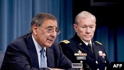 Bộ trưởng Quốc phòng Hoa Kỳ Leon Panetta và Chủ tịch Ban Tham muu Liên quân Hoa Kỳ, Tướng Martin Dempsey nói chuyện tại cuộc họp báo về các quyết định liên quan đến ngân sách quốc phòng