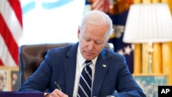 Tổng thống Joe Biden ký ban hành Kế hoạch Giải cứu của Mỹ, gói cứu trợ COVID, tại Toà Bạch Ốc ngày 11/3/2021.