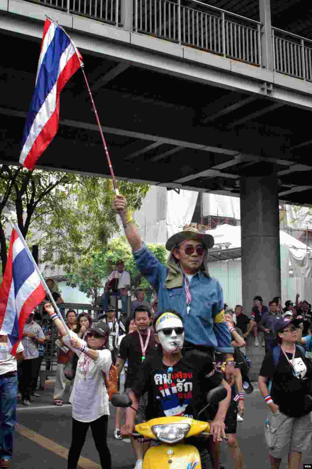 Hàng chục ngàn người xuống đường đòi lật đổ Thủ tướng Yingluck Shinawatra.(Steve Herman / VOA)