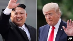 Ảnh lãnh tụ Bắc Hàn Kim Jong Un hôm 15/4/2017, ở Bình Nhưỡng, bên trái, và ảnh TT Mỹ Donald Trump ở Washington hôm 29/4/2017.