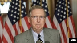 Lãnh tụ đảng Cộng Hòa tại thượng viện Mitch McConnell trong 1 cuộc họp báo ở Washington, Thứ Bảy, 30/7/2011