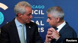 Thị trưởng London Sadiq Khan (phải) trò chuyện với Thị trưởng Chicago Rahm Emanuel tại một hội nghị về vấn đề toàn cầu ở Chicago, Illinois, ngày 15/9/2016.