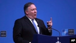 Ngoại trưởng Mỹ Mike Pompeo phát biểu trong một cuộc họp báo sau cuộc họp của các bộ trưởng ngoại giao NATO tại trụ sở NATO ở Brussels, ngày 4 tháng 12, 2018. 