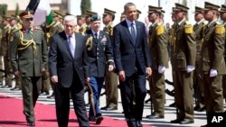 Tổng thống Palestine Mahmoud Abbas (trái) tiếp đón Tổng thống Obama (phải) khi ông đến thành phố Ramallah trong vùng bờ Tây, 21/3/13