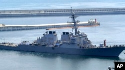 Khu trục hạm trang bị phi đạn điều hướng USS Curtis Wilbur (DDG 54) của hải quân Hoa Kỳ.