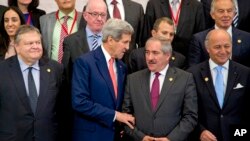 Ngoại trưởng Mỹ John Kerry nói chuyện với Ngoại trưởng Jordan Nasser Judeh trong lúc chờ chụp ảnh lưu niệm tại Hội nghị tái thiết Dải Gaza ở Cairo, ngày 12/10/2014.