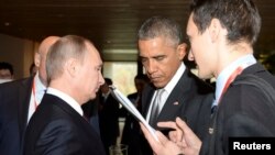 Tổng thống Mỹ Barack Obama gặp Tổng thống Nga Vladimir Putin bên lề Hội nghị Thượng đỉnh APEC ở Bắc Kinh, ngày 11/11/2014.