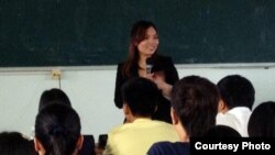 Cô Lan Trần, Chủ tịch Viet Psychology tại buổi giao lưu với sinh viên khoa Tâm lý tại trường Đại học Khoa học Xã hội và Nhân văn TPHCM 14.09.2012.