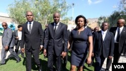 Prezidan Jovenel Moise ak premye dam nan Martine Moise ak premye minis Jean Henry Céant ki tap pral patisipe nan seremoni nan memwa viktim tranblemanntè 12 janvye 2010 yo, nan Pòtoprens. 12 janvye 2019. Foto: REUTERS/Jeanty Junior Augustin.